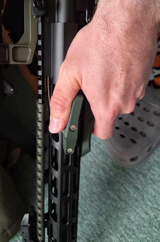 Thumb handle for gun