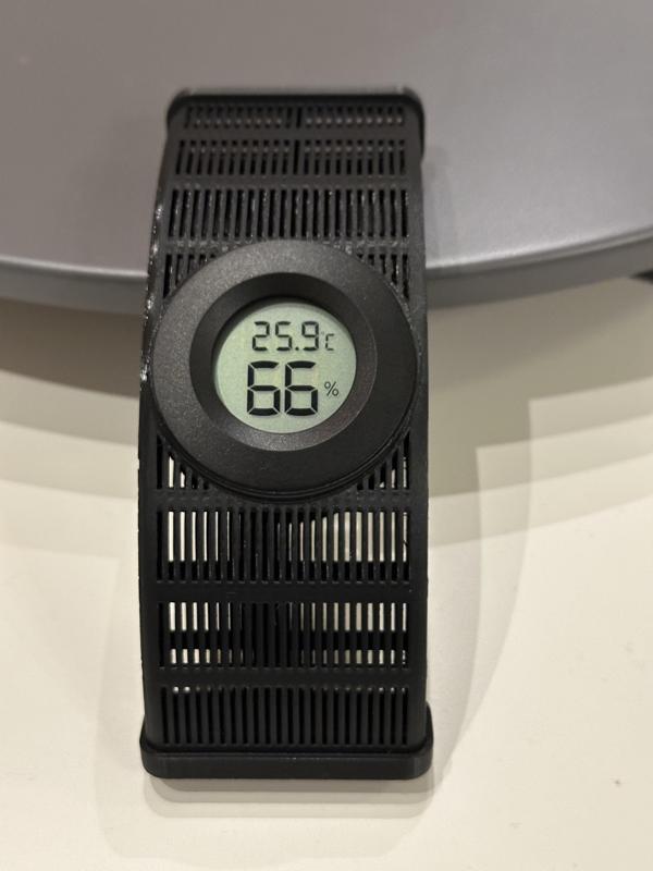 Filament spool desiccant container for vacuum bag