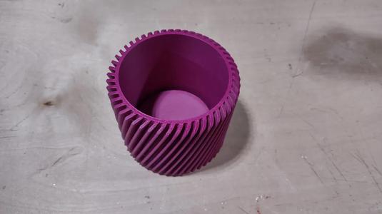 4" Round pot with fins and a false bottom   