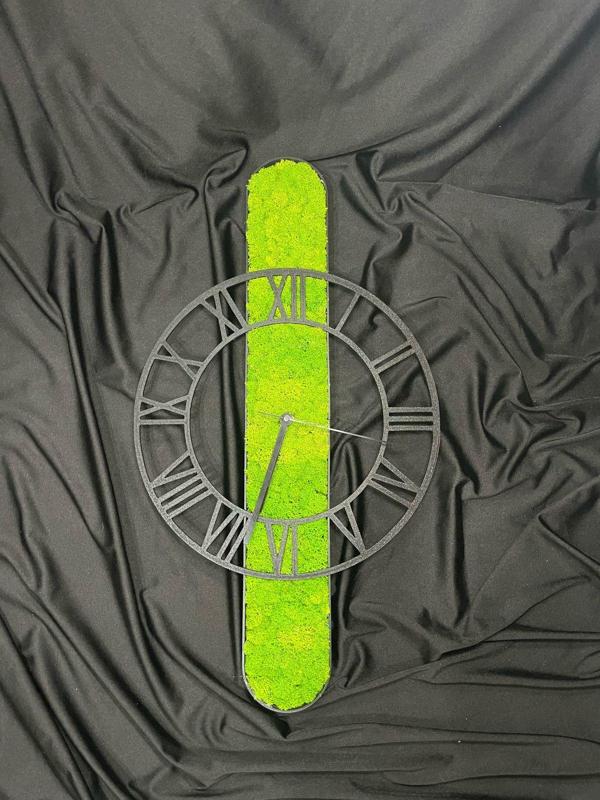 wall-mounted watch with stabilized moss