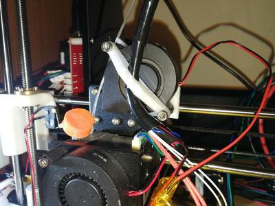 Extruder cable holder for vertical fan