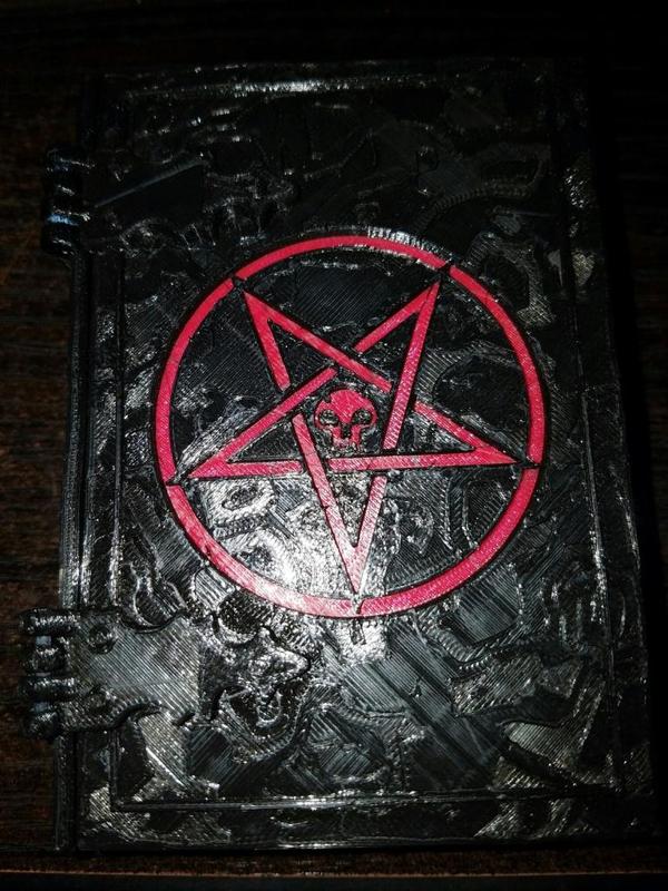 Pentagram w/Skull & Relinquo cover Deck Box Remix