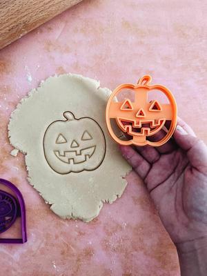 HALLOWEEN PUMPKIN CUTTER