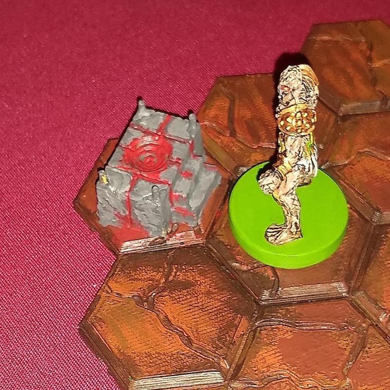Gloomhaven - Altar on Thin Terrain Base Hex (Cracks Pattern)