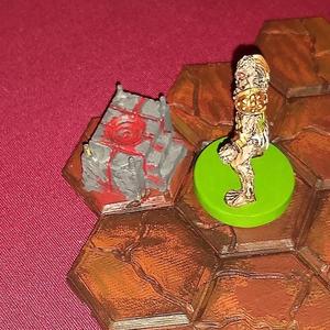 Gloomhaven - Altar on Thin Terrain Base Hex (Cracks Pattern)