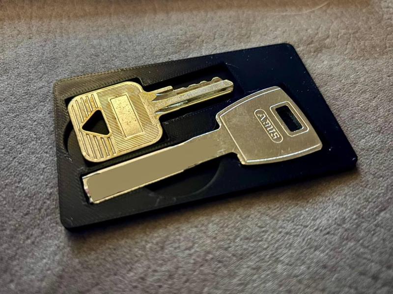 The ridge tool tray card wallet keys