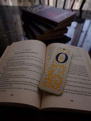 Elegant Monogram Bookmark – Letter O