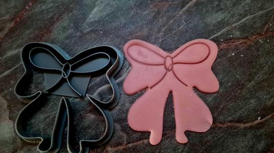 Bow-shaped cookie cutter