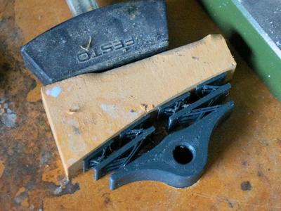 Adaptive Flexure bench dog   