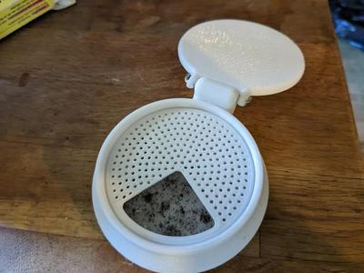 Closable ashtray