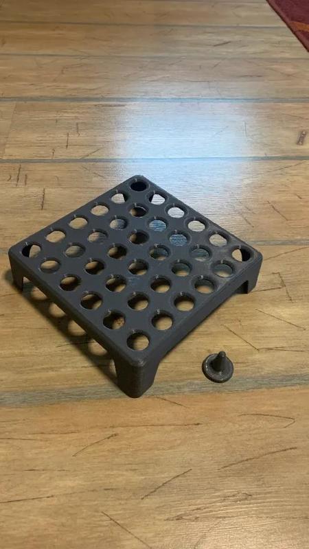 Stojánek a důlkovač na vosí hnízda   