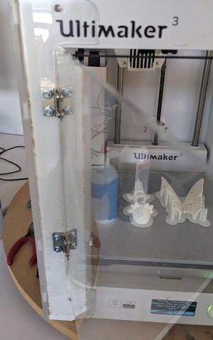 laser-cut Ultimaker 3 door retrofit