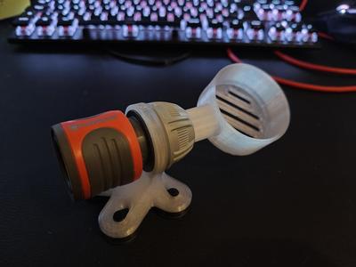 Suction Cup mounted Gardena Outlet for Waterchange