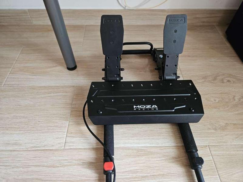 Moza SR-P Lite pedals mount Playseat Challenge