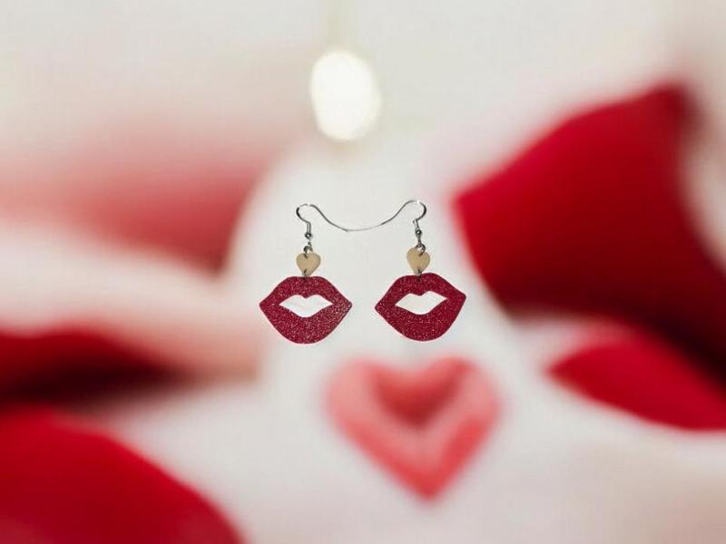 Valentine kiss earrings
