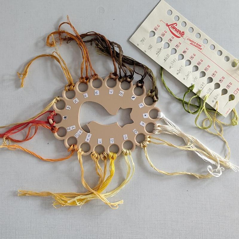 Organisateur de fils de broderie -- Cross stitch thread organizer -- 18 holes
