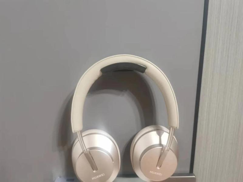 Wall-mounted Headphone Stand