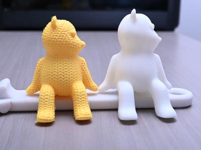 Knit melancholic sitting bear