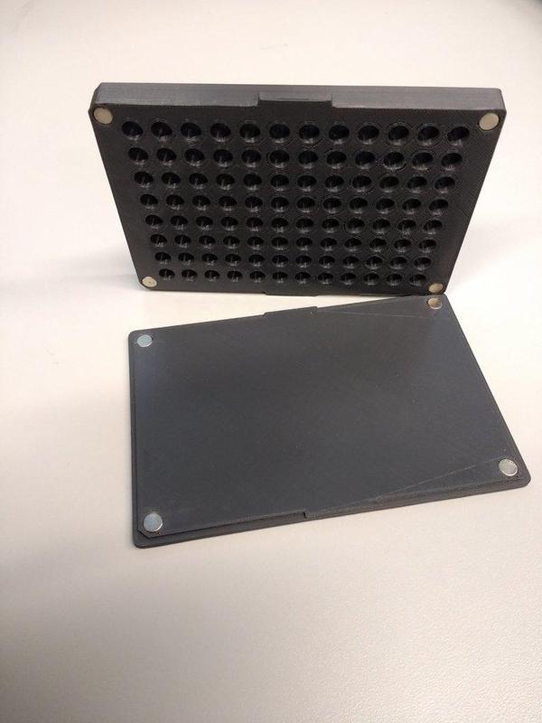 Two-piece 24 or 96 well plate with magnets for investigating thin foils or paper - zweiteilige 24 oder 96 Mikrotiterplatte zum Untersuchen von Folien oder Papier