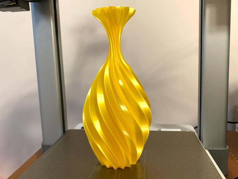 Gardenia Gold-Fluid Vase 
