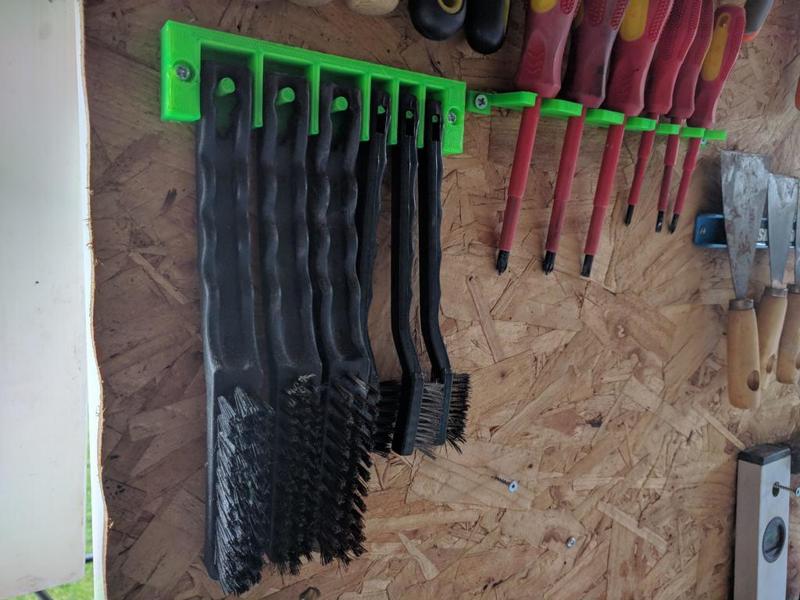 Brush organizer