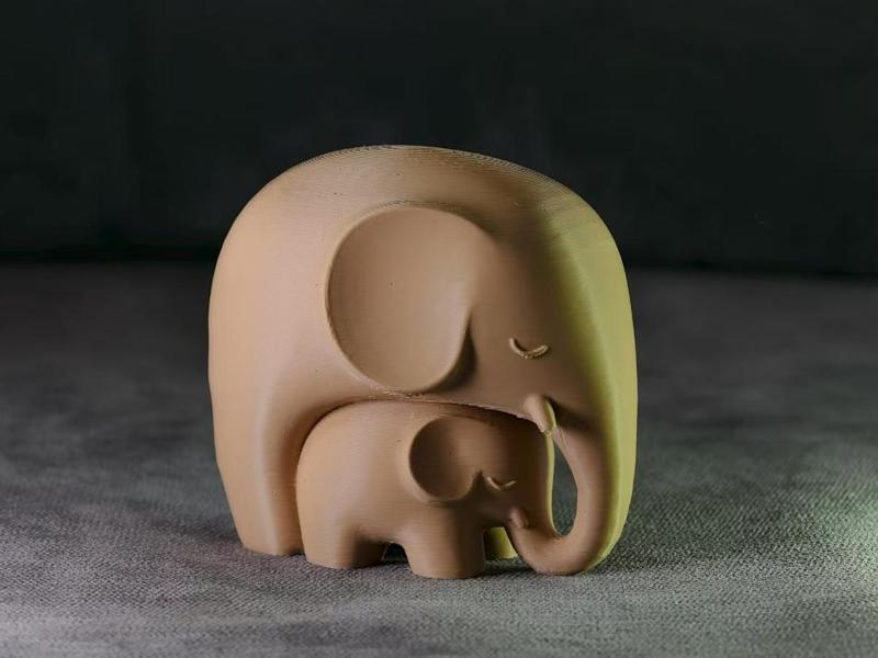 An endearing mother and baby elephant desktop ornament