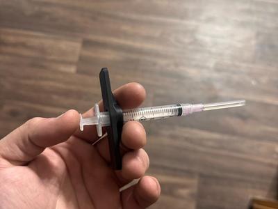 Syringe plunger holder