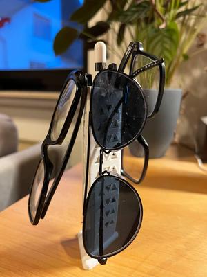Triangular glasses holder