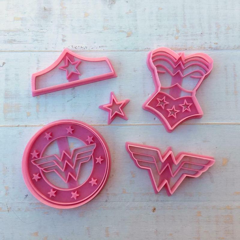 WONDER WOMAN CUTTER SET