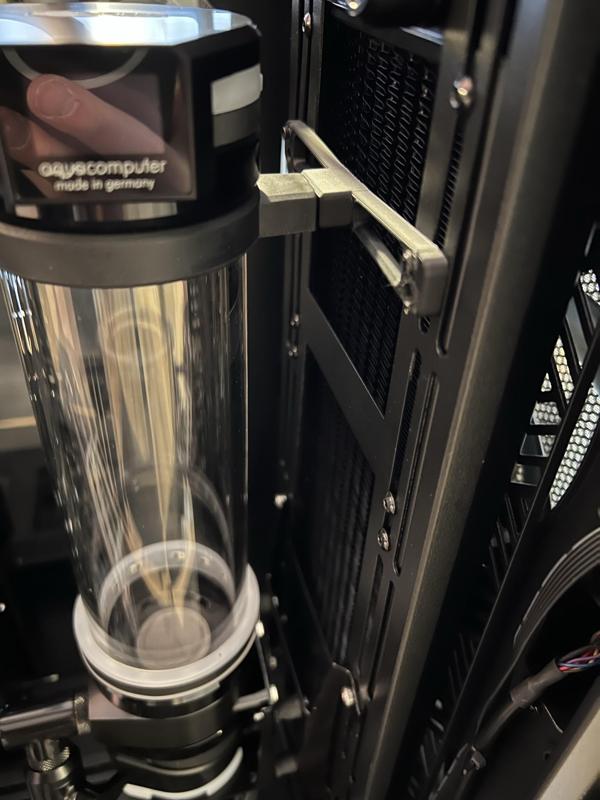 Bracket to fasten Aquacomputer Ultitube top to vertical fan mount