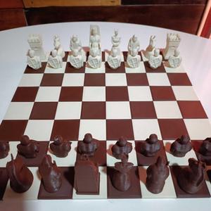 CHESS W / BOARD 100% ORIGINAL CHESS BOARD