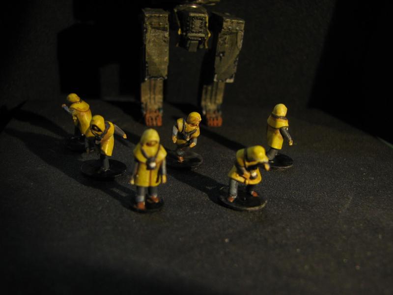 1:144/N scale civilians in raincoats