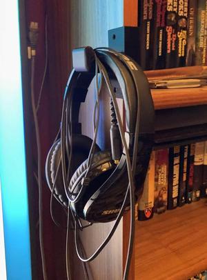 Headphone bracket for bookshelf