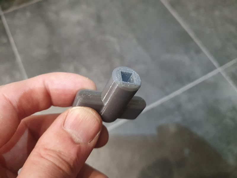 square-section-key for maintenance-flap