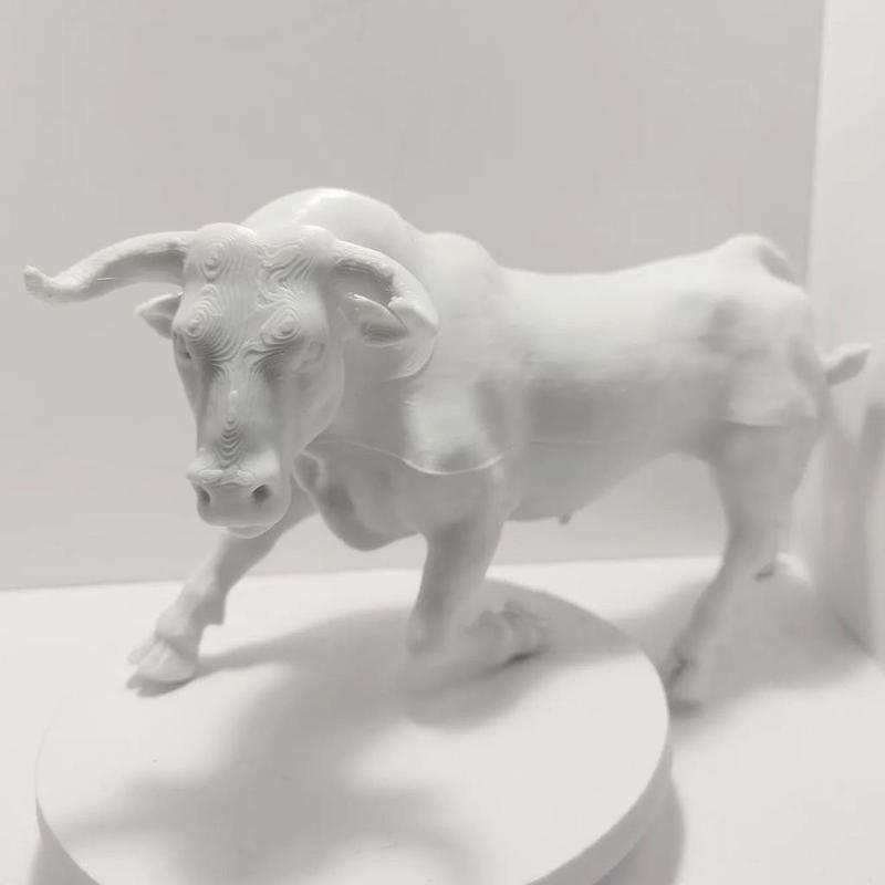 Bull in a charging stance (Бык в атакующей стойке)