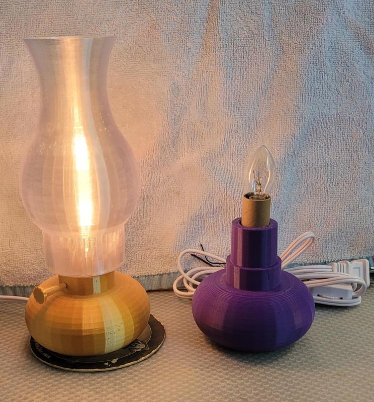Small electric Lamp, reminiscent of an old Oil Lamp
