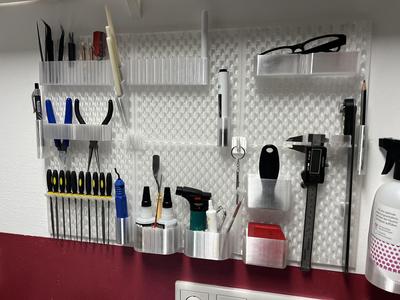 Feinmechanik Werkzeugwand