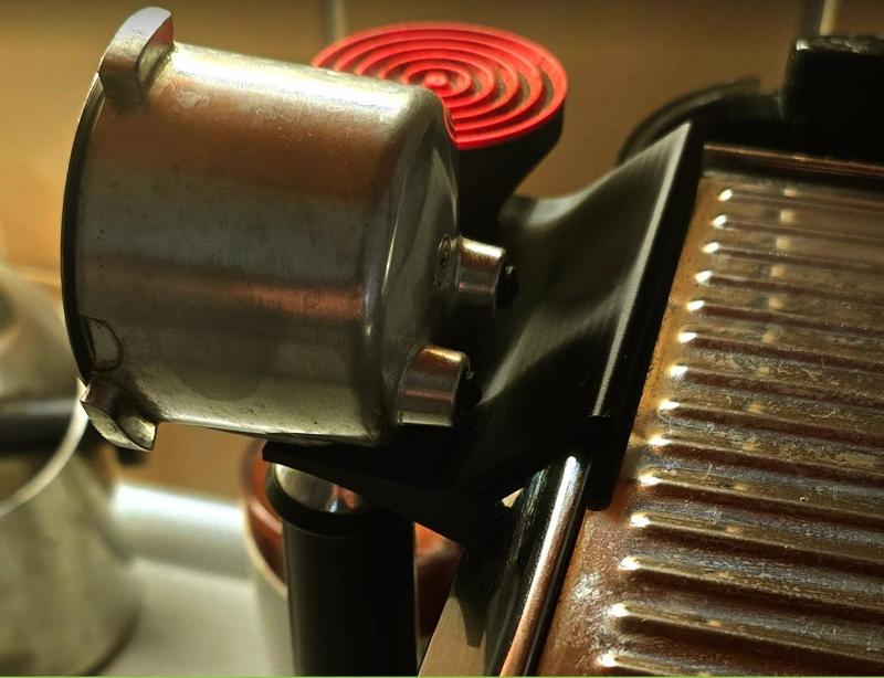 DéLonghi EC 680.BK - Tamper + Portafilter holder/hanger