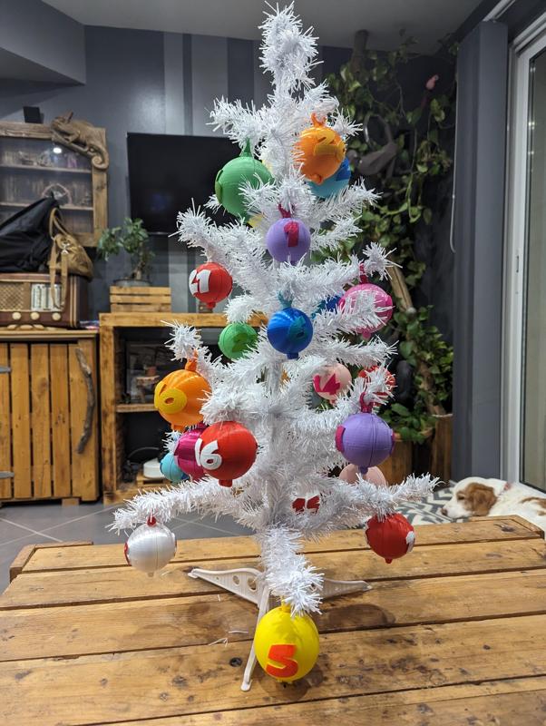 Calendrier de l'avent en forme de boule de noel, "print-in-place", sans support, Advent calendar in the shape of a Christmas ball, "print-in-place", without support
