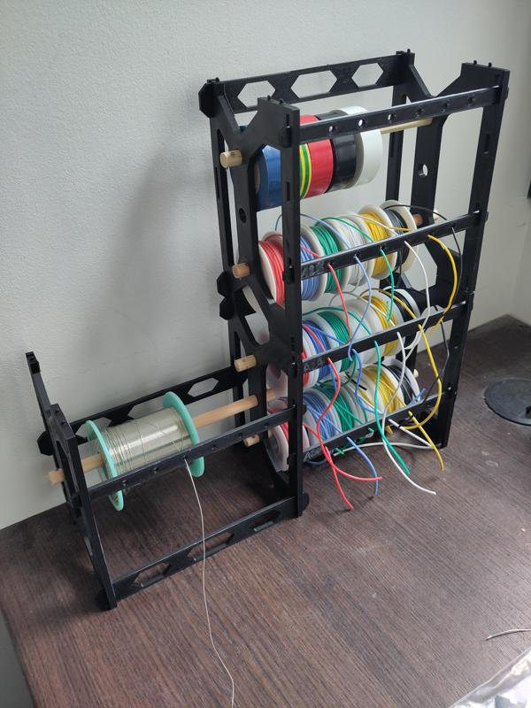 extensible small reel feeder