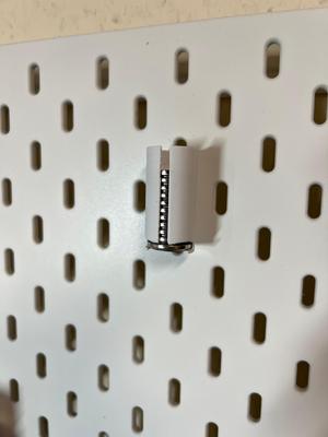 Skadis/wall CR2032 dispenser