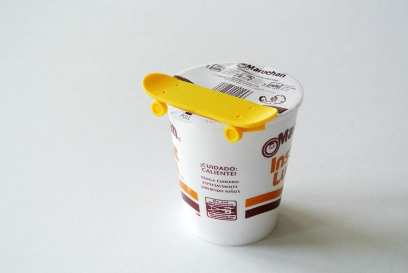 Skateboard shaped cup-noodle lid holder