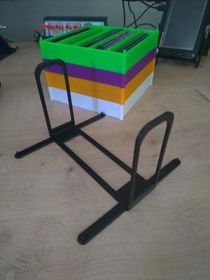 Handles for stackable boxes