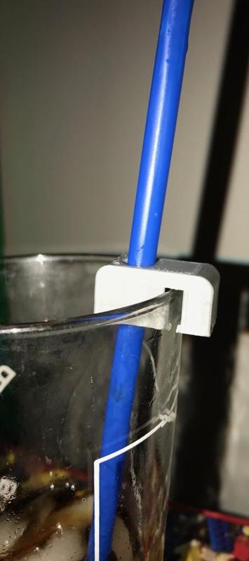 Pint glass straw holder