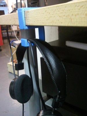 S clip for headphones