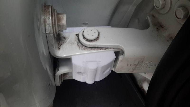 Customizable midway breaker for Ford Ecosport swinging tailgate