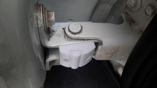 Customizable midway breaker for Ford Ecosport swinging tailgate