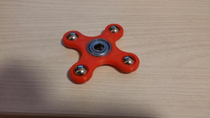 Single bearing hand spinner fidget