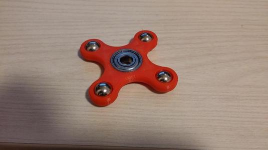 Single bearing hand spinner fidget
