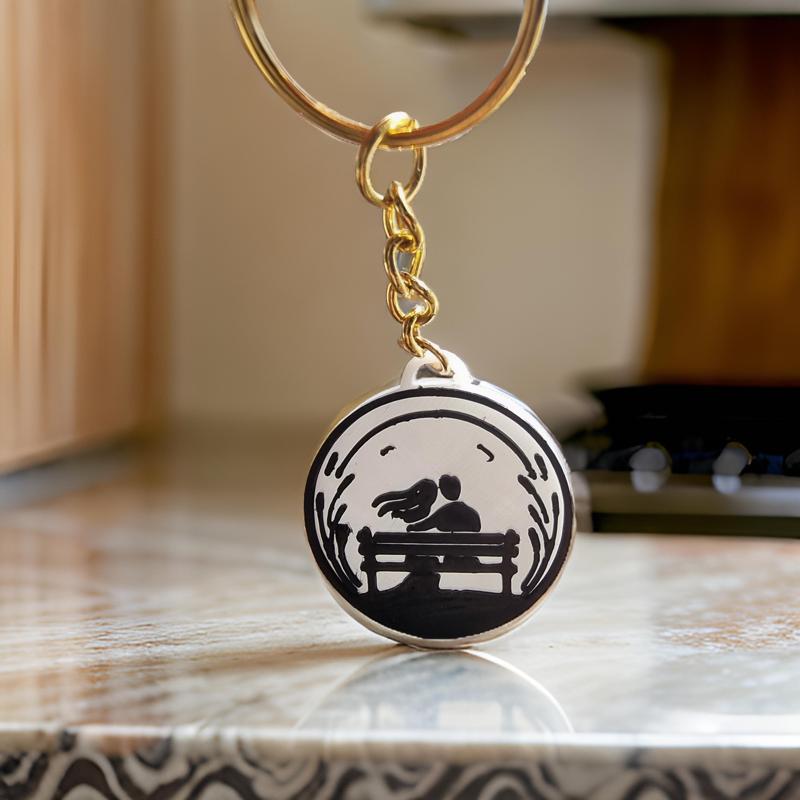 Romantic keychain: Couple sitting on a bench nfc